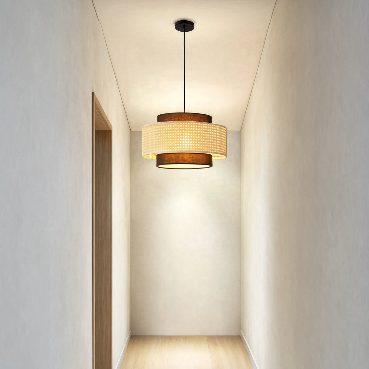 Suspension en cannage de rotin dans un couloir aux murs de plâtre