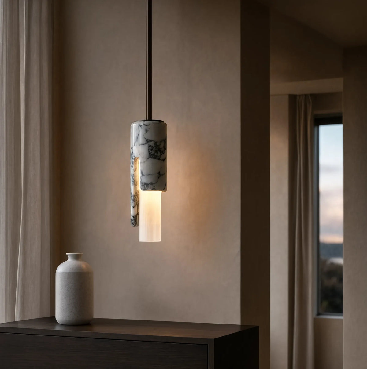 Suspension marbre Syracuse au-dessus d'une console et d'un vase en grès